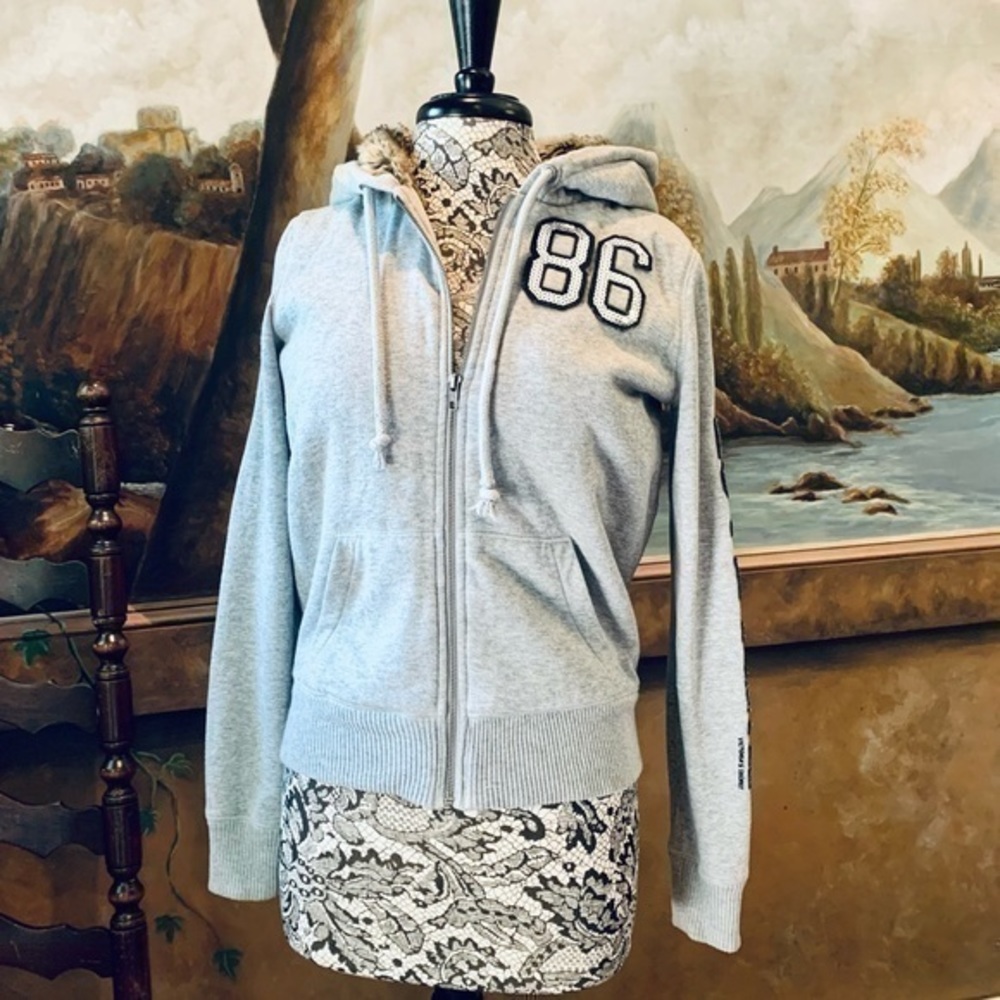 ✨💕 Victoria’s Secret Pink Gray Faux Fur Lined Hodded Zip Up Sweatshirt✨Size S💕